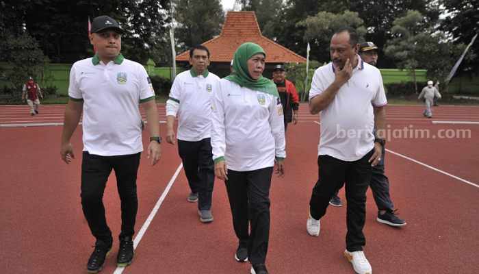 Gubernur Jatim, Khofifah Indar Parawansa, Ketua Koni Jatim M Nabil dan Kadispora Jatim Pulung Causar saat peresmian lapangan Jatim Sehat. (Way)