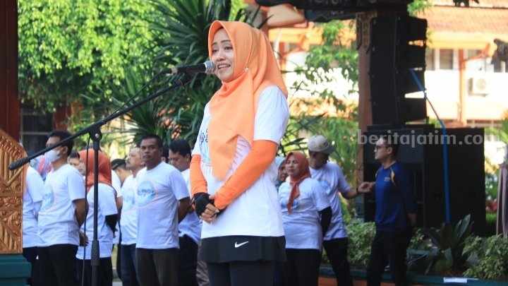 Bupati Mojokerto, Ikfina Fahmawati saat memberikan sambutan dalam acara Gerakan ASN sebagai Pelopor Pembayaran Pajak Daerah secara tunai di halaman Pemkab Mojokerto. [Foto : ist]