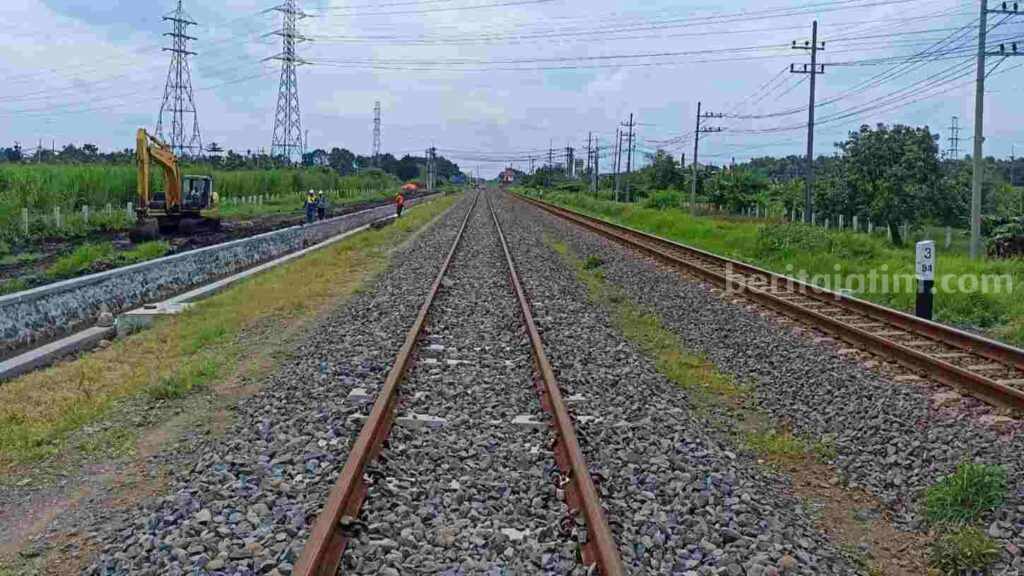 Proses pengerjaan jalur ganda rel kereta api sepanjang Mojokerto- Sidoarjo. [Foto : ist]