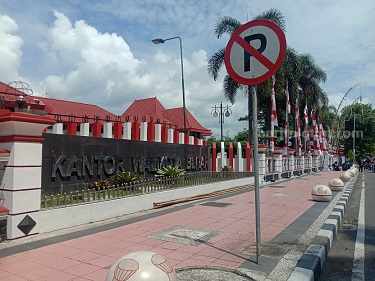 okasi pot bunga di depan Pemkot Blitar yang dirusak orang