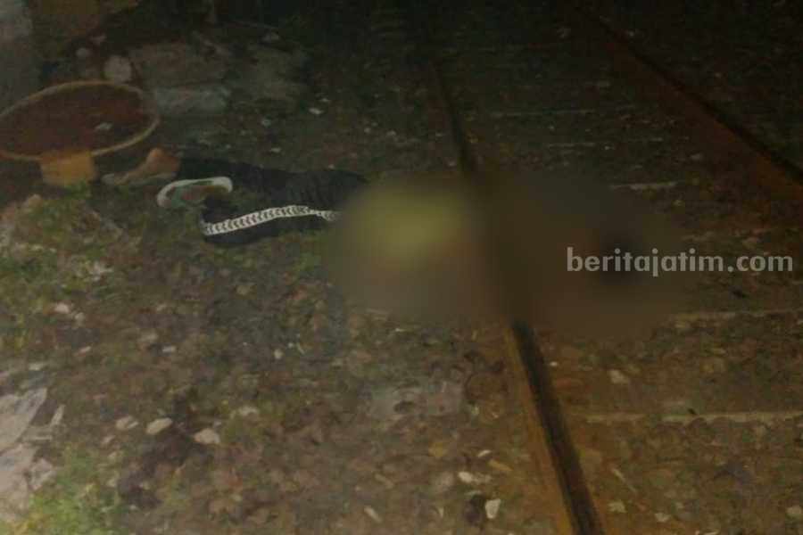 Warga Mustika Baru Surabaya Meninggal di Rel Kereta Api Jenazah AA saat ditemukan petugas palang pintu kereta api di Jalan Mustika Baru, Sabtu (06/05/2023). (Foto/ist)