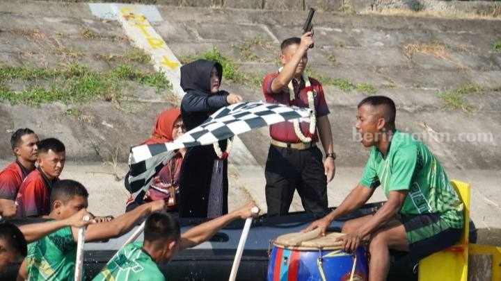 Bupati Mojokerto, Ikfina Fahmawati saat membuka Lomba Perahu Dayung Majapahit di Long Storage Kalimati, Desa Kwatu, Kecamatan Mojoanyar, Kabupaten Mojokerto. [Foto : Misti/beritajatim.com]