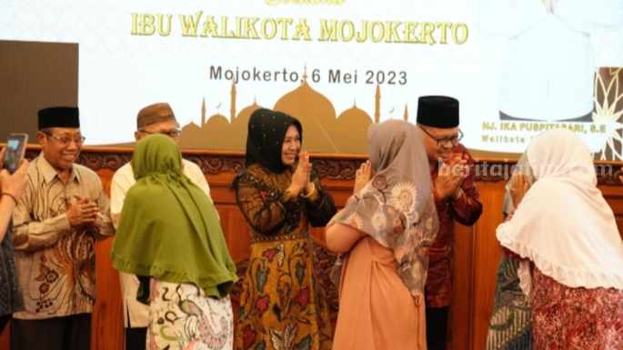 Wali Kota Mojokerto Ika Puspitasari saat rapat koordinasi dalam rangka sosialisasi produk halal sekaligus halal bihalal dengan dewan pimpinan MUI Kota Mojokerto di ruang Sabha Mandala Madya Kantor Pemkot Mojokerto. [Foto : ist]