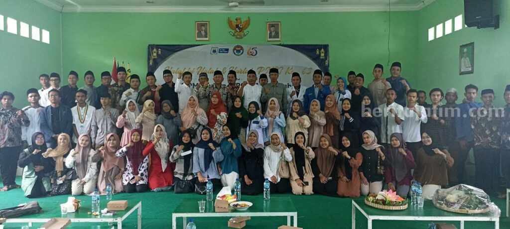 Halal Bihalal PC PMII Tuban bersama dengan PC IKA PMII Tuban di kantor PCNU Kabupaten Tuban. [Foto:Diah Ayu/beritajatim.com]