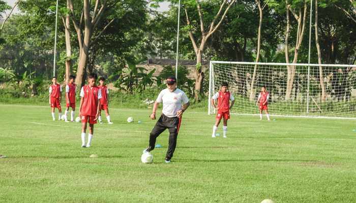 Siswa akademi Deltras latihan bersama di Lapangan Siwalan Panji, Sidoarjo. (Way)