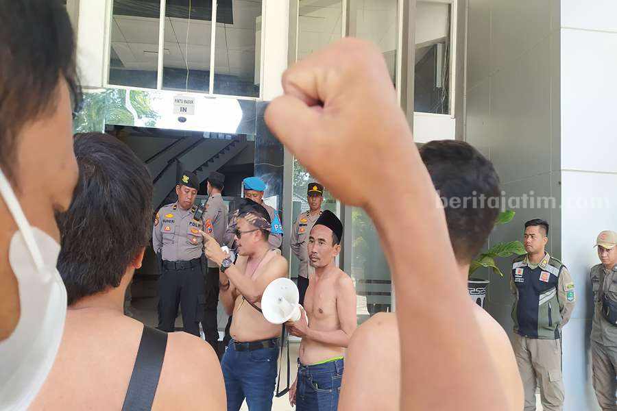 Lujeng Sudarto saat melakukan orasi di depan gedung DPRD Kabupaten Pasuruan, Senin (8/5/2023).