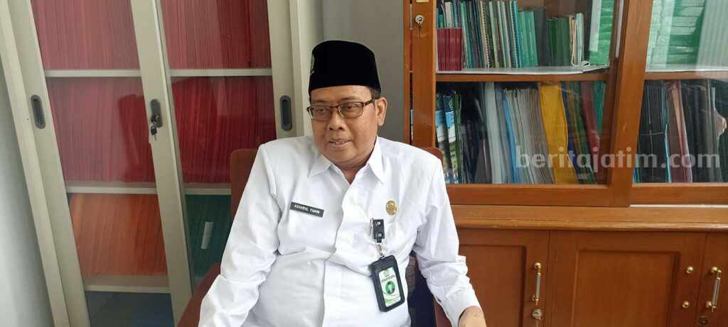 Kasi penyelenggara haji dan umroh Kemenag Tuban, Ashabul Yamin saat ditemui di ruangannya. [Foto:Diah Ayu/beritajatim.com]