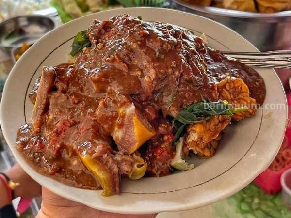5 Makanan Khas Jawa Timur Dengan Olahan Petis Rujak Cingur, makanan khas Surabaya Jawa Timur yang gunakan petis. (Sumber foto: Instagram surabayafoodies)
