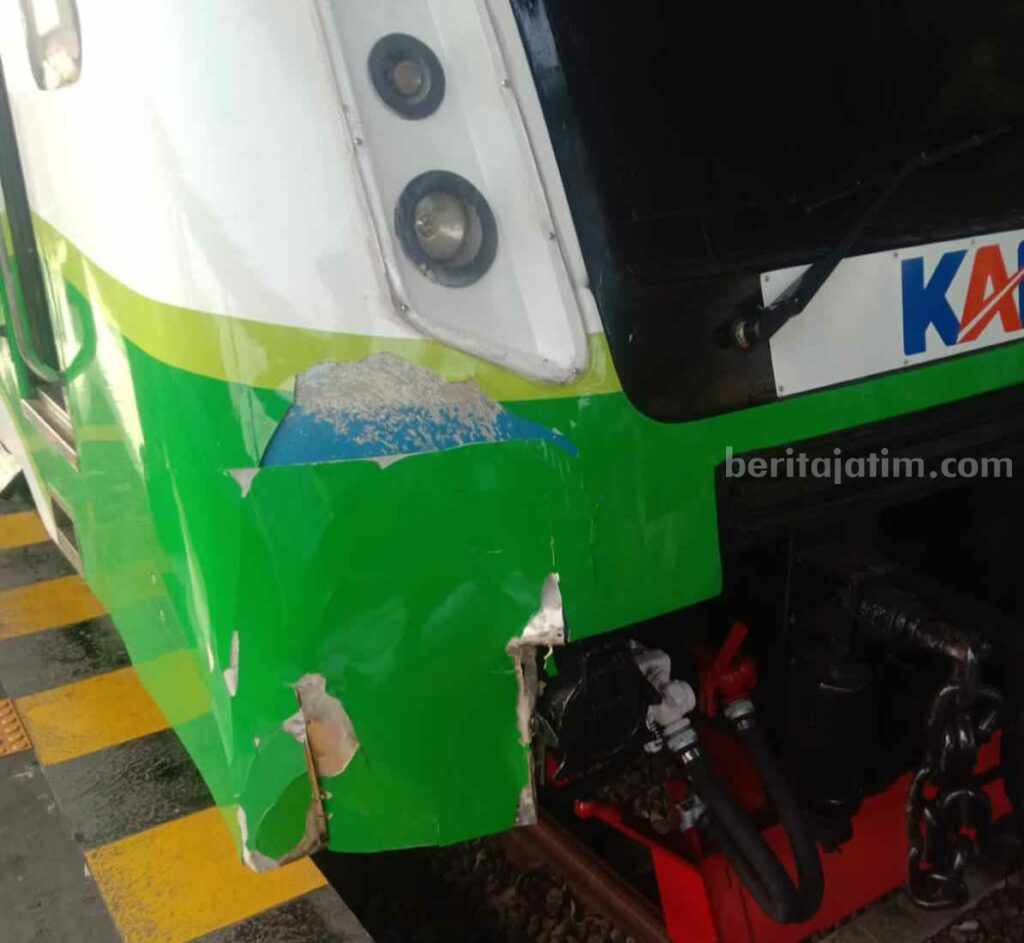 KA Komuter Tabrak Warga Duduksampeyan Gresik Kereta api komuter jurusan Surabaya-Lamongan PP usai menabrak warga Desa Pandanan, Kecamatan Duduksampeyan, Gresik.