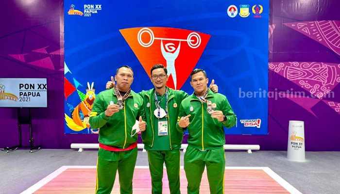 Dua Atlet Angkat Besi Peraih Medali Emas Mundur Jelang PON XXI 2024 Sofyan Listianto, atlet angkat besi jawa timur dan ketua Pabsi Jatim, Jefri Tarore saat PON Papua 2021 lalu. (Way)