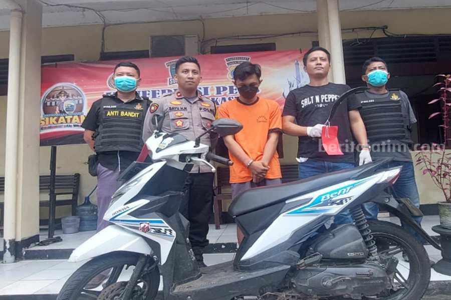 Bandit Curanmor Surabaya Dibekuk Polsek Wonocolo AK saat diamankan di Polsek Wonocolo, (Foto/ist)