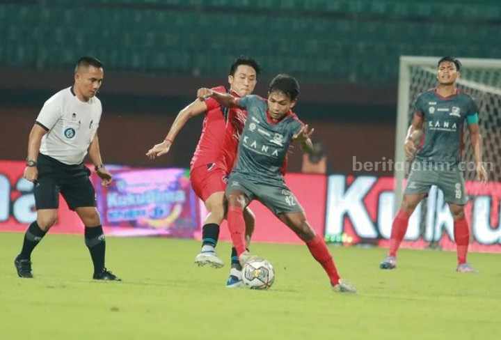 Gelandang muda Madura United FC, Feby Ramzi (tengah) saat bertanding membela Laskar Sape Kerrab di Liga 1. [Gambar: IG Feby Ramzi]