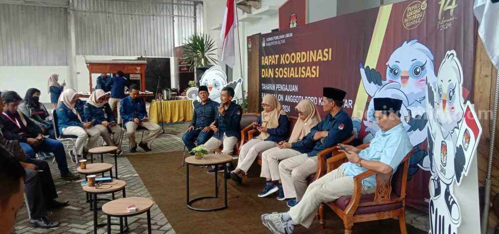 Komisioner KPU Kabupaten Blitar saat mensosialisasikan pendaftaran bacaleg