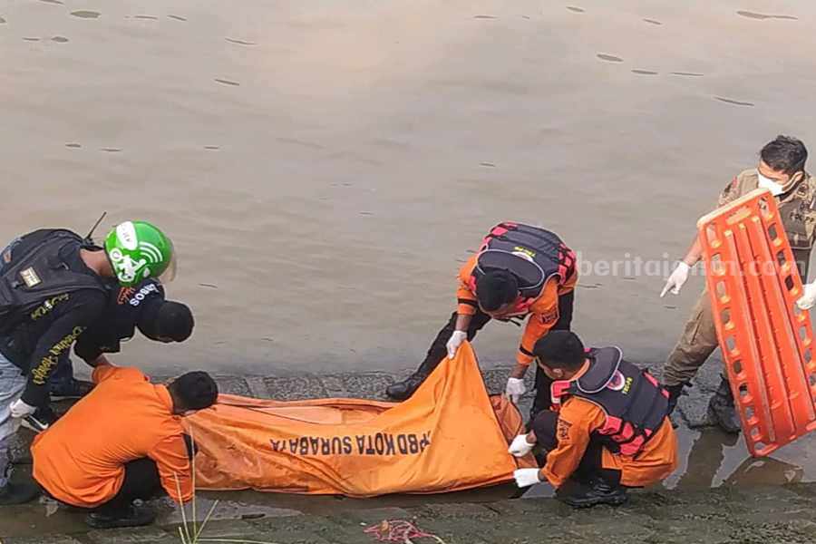 Jenazah Warga Sidoarjo Mengapung di Sungai Jagir Surabaya Petugas dari BPBD Kota Surabaya saat melakukan evakuasi jenazah di Sungai Jagir, Selasa (09/05/2023). (Foto/BPBD Kota Surabaya)