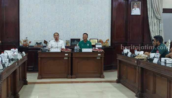 Eri Cahyadi Akan Upayakan Persebaya Main di Stadion GBT Wali Kota Surabaya Eri Cahyadi bersama Presiden Persebaya, Azrul Ananda di kantor Pemkot Surabaya. (Way)