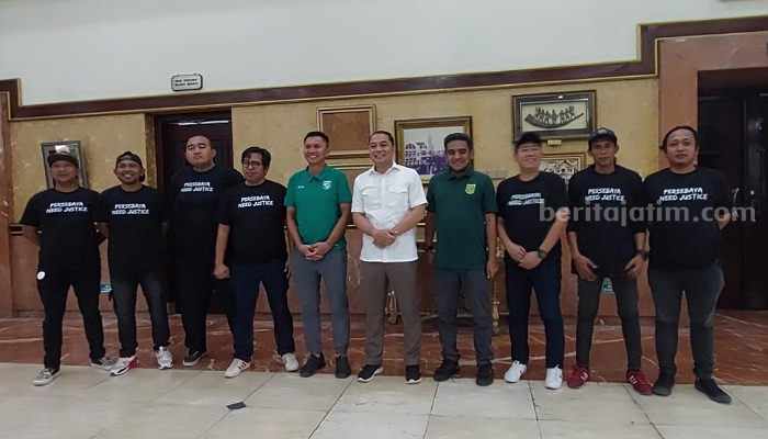 Azrul Ananda Sebut Persebaya Bernasib Apes di Tahun 2022 Presiden Persebaya Azrul Ananda bersama Wali Kota Surabaya Eri Cahyadi dan perwakilan Bonek di Balai Kota Surabaya. (Way)