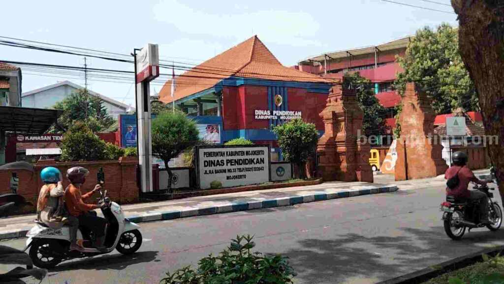 Dinas Pendidikan Kabupaten Mojokerto di Jalan RA Basuni Kecamatan Sooko, Kabupaten Mojokerto. [Foto : Misti/beritajatim.com]