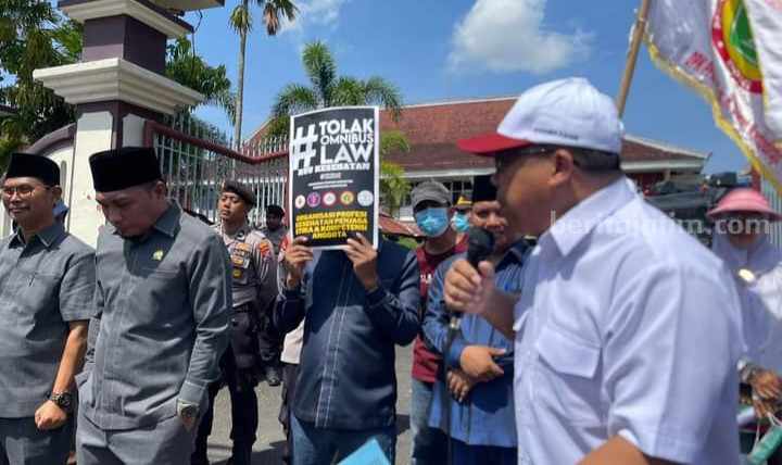 Sejumlah anggota dewan saat menemui massa nakes saat berunjukrasa menolak RUU Kesehatan di Gedung DPRD Pamekasan, Jl Kabupaten 107 Pamekasan, Senin (8/5/2023).