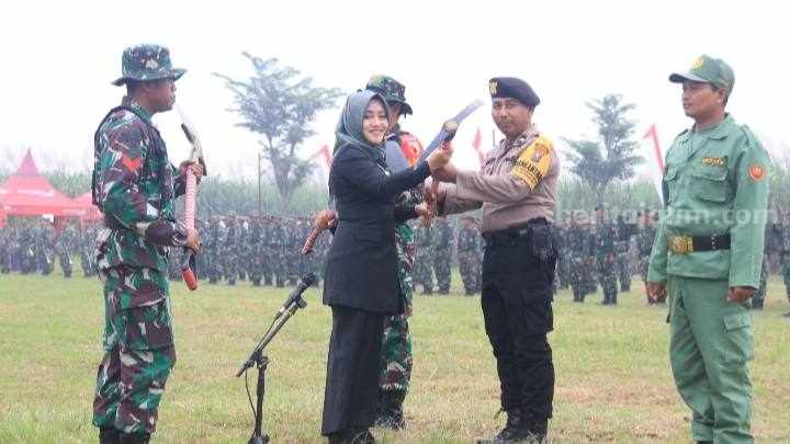 Bupati Mojokerto menjadi inspektur upacara pembukaan TMMD Ke-16 di lapangan Desa Randuharjo, Kecamatan Pungging, Kabupaten Mojokerto. [Foto : ist]