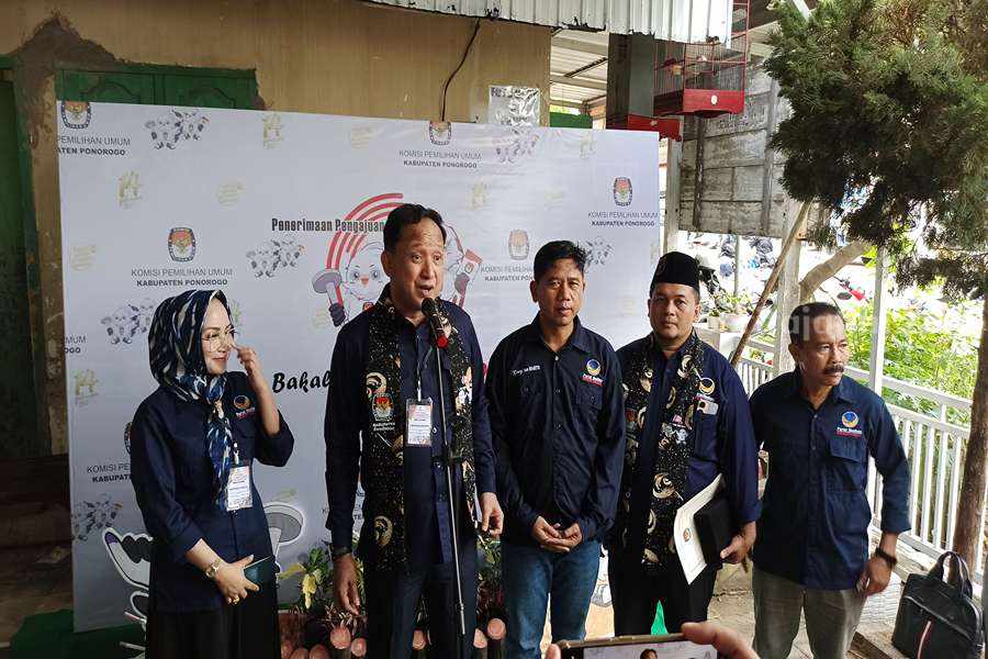 Ketua DPD Nasdem Ponorogo Ipong Muchlissoni. (Foto/Endra Dwiono/Beritajatim.com)