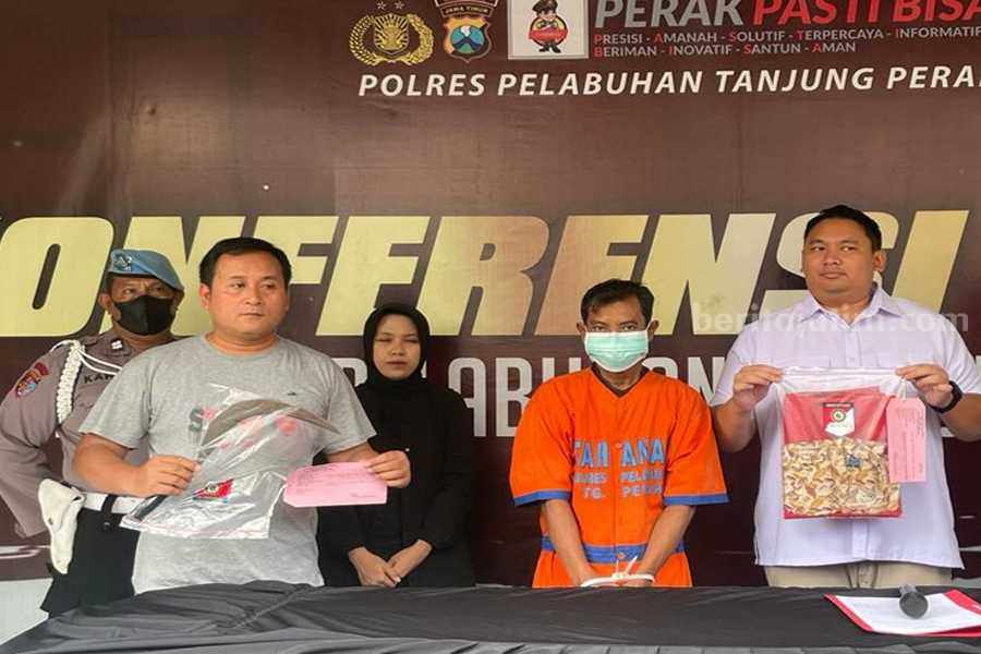 Sakit Hati, Pria Ini Bikin Tetangga Tewas di Bulak Banteng Abdur (baju orange) saat dirilis di Polres Pelabuhan Tanjung Perak. (Foto/anggadia)