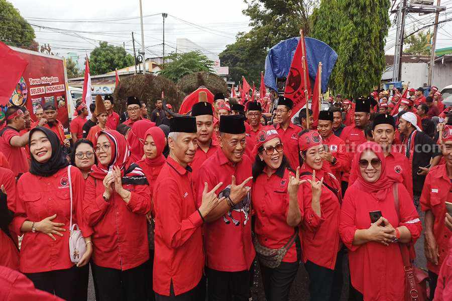 Ketua DPC PDI-P Ponorogo Bambang Yuwono didampingi Sugiri Sancoko dan ratusan simpatisan menyerahkan berkas bacaleg ke KPU. (Foto/Endra Dwiono/Beritajatim.com)