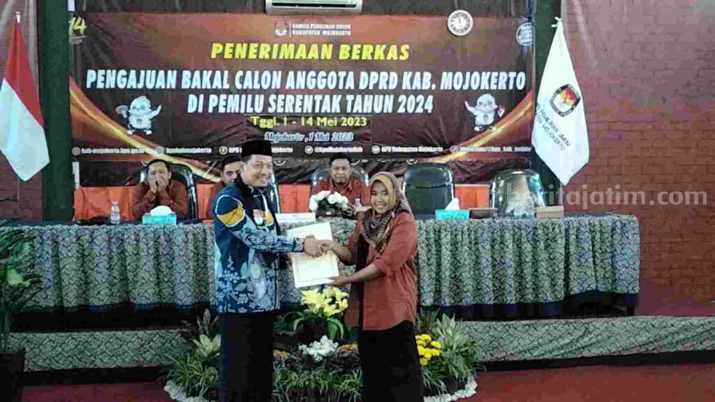 Ketua DPD Partai NasDem Kabupaten Mojokerto menyerahkam berkas pengajuan bacaleg kepada Komisioner KPU Kabupaten Mojokerto, Anis Andayani. [Foto : Misti/beritajatim.com]