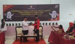 Bacaleg PDI Perjuangan Pamekasan Mayoritas Wajah Baru dari Beragam Latar Belakang Ketua DPC PDI Pamekasan, Abd Sukkur (merah tengah) menyerahkan berkas Bacaleg ke Ketua KPU Pamekasan, Moh Halili di Kantor KPU Pamekasan, Jl Brawijaya 34 Pamekasan, Kamis (11/5/2023).