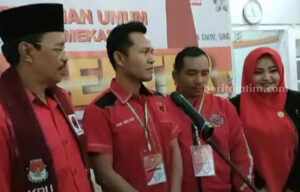 Penyebab PDI Perjuangan Jadi Parpol Pertama Daftarkan Bacaleg di KPU Pamekasan Sekretaris DPC PDIP Pamekasan, Nasi Mulyadi (dua dari kiri) bersama Ketua DPC PDIP Pamekasan, Abd Sukkur (kiri) usai menyerahkan berkas Bacaleg parpol di KPU Pamekasan, Jl Brawijaya 34 Pamekasan, Kamis (11/5/2023).Sekretaris DPC PDIP Pamekasan, Nasi Mulyadi (dua dari kiri) bersama Ketua DPC PDIP Pamekasan, Abd Sukkur (kiri) usai menyerahkan berkas Bacaleg parpol di KPU Pamekasan, Jl Brawijaya 34 Pamekasan, Kamis (11/5/2023).