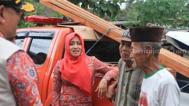 Bupati Mojokerto Ikfina Fahmawati saat menyerahkan bansos kepada warga terdampak bencana angin kencang di Dusun Tlogogede, Desa Trowulan, Kecamatan Trowulan, Kabupaten Mojokerto. [Foto : ist]
