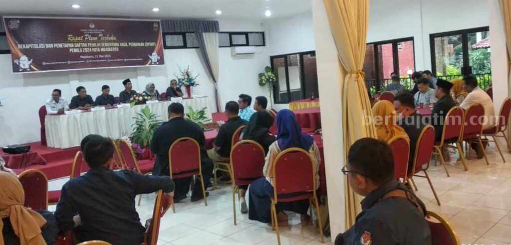 Rapat pleno terbuka Rekapitulasi DPSHP Pemilu 2024 di salah satu rumah makan di Kota Mojokerto. [Foto : ist]