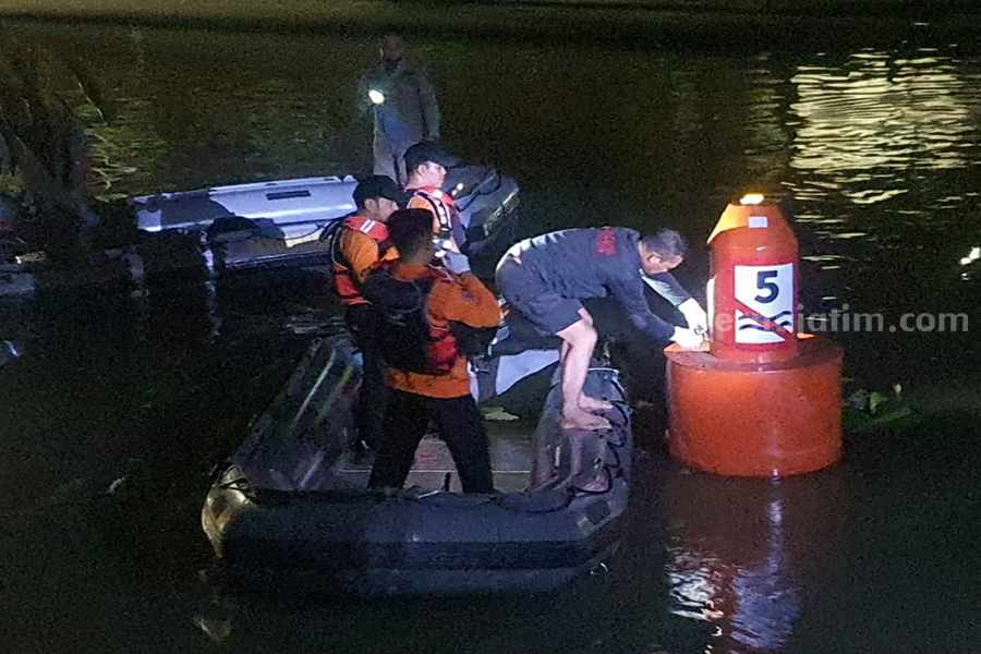 Petugas dari BPBD kota Surabaya saat mengevakuasi jenazah OB yang tersangkut di Sungai Kalimas, Kamis (11/05/2023). (Foto/ist)