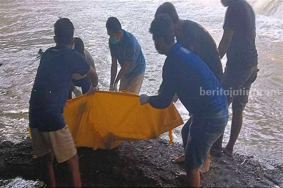 Mayat Tanpa Busana Mengambang di Sungai Slahung Ponorogo mayat