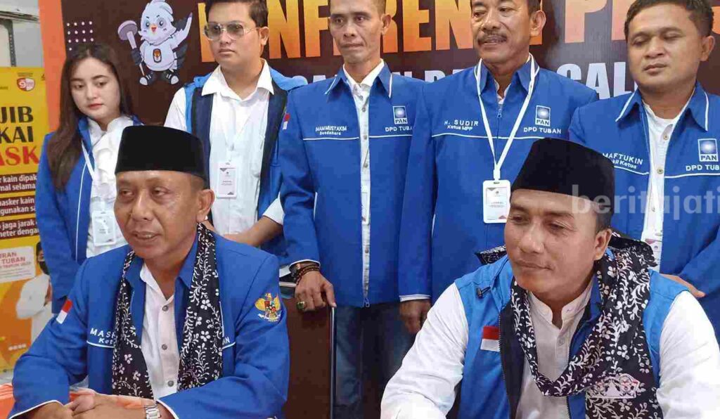 Ketua Partai PAN Kabupaten Tuban bersama pengurusnya saat menyerahkan berkas pengajuan Bacaleg ke KPU Tuban. [Foto:Diah Ayu/beritajatim.com]