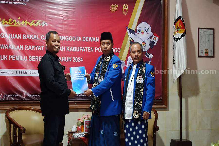 Wahyudi menyerahkan berkas bacaleg ke Ketua KPU Ponorogo Munajat. (Foto/Endra Dwiono/Beritajatim.com)