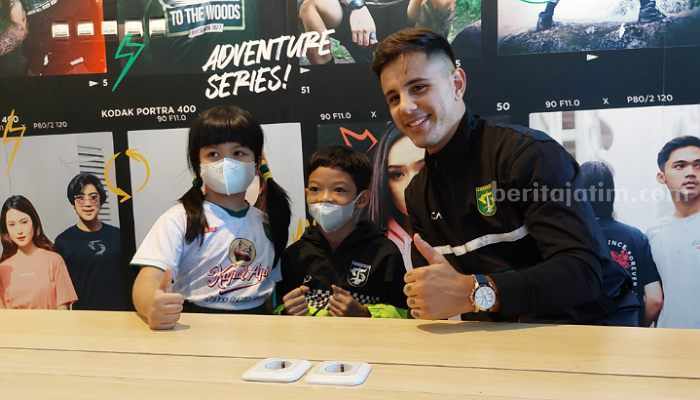 Bruno Moreira saat foto bersama dengan Bonek kecil di Persebaya Store. (Way)