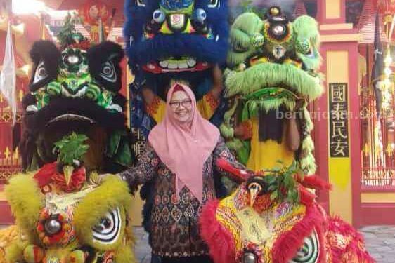 Wabup Gresik Aminatun Habibah diapit dua barongsai saat menghadiri ulang tahun Klenteng Kim Hin Kiong ke 870 Tahun