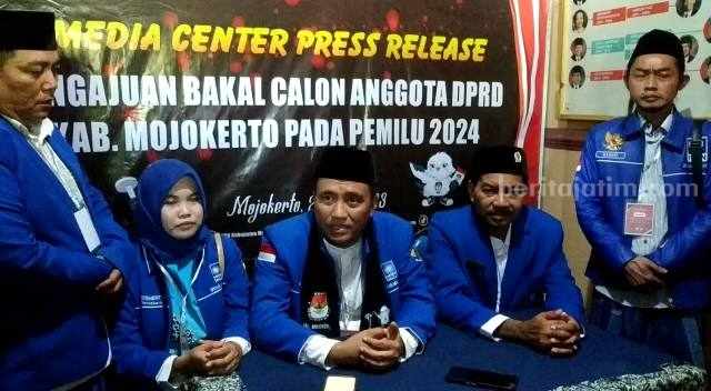 Ketua DPD PAN Kabupaten Mojokerto, Mohammad Santoso saat jumpa pers di media center KPU Kabupaten Mojokerto. [Foto : Misti/beritajatim.com]