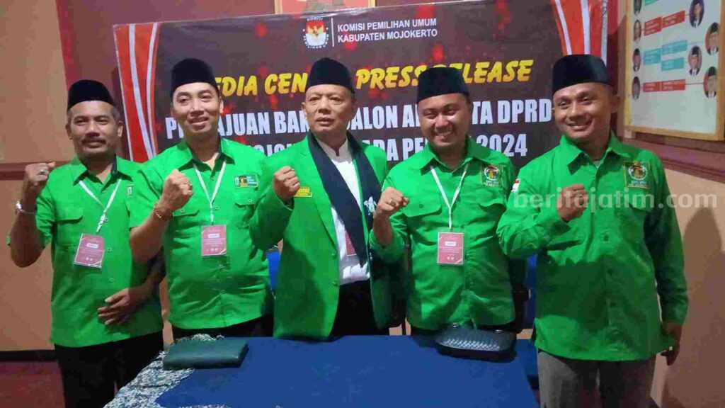 Ketua DPC PPP Kabupaten Mojokerto, Arif Winarko bersama jajaran usai melakukan pengajuan bacaleg ke kantor KPU Kabupaten Mojokerto. [Foto : Misti/beritajatim.com]
