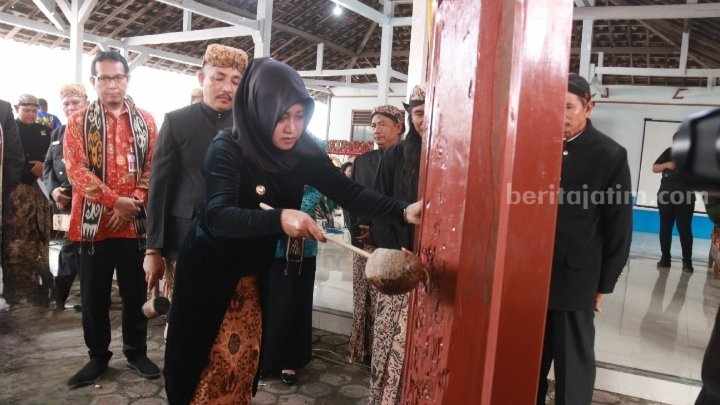 Bupati Mojokerto Ikfina Fahmawati saat mendampingi tim penilai provinsi Jatim di Desa Cinandang, Kecamatan Dawablandong, Kabupaten Mojokerto. [Foto : ist]