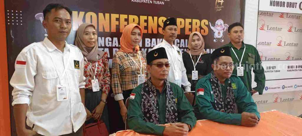 Ketua DPD Partai Bulan Bintang (PBB) Tuban saat berada di kantor KPU Tuban. [Foto:Diah Ayu/beritajatim.com]