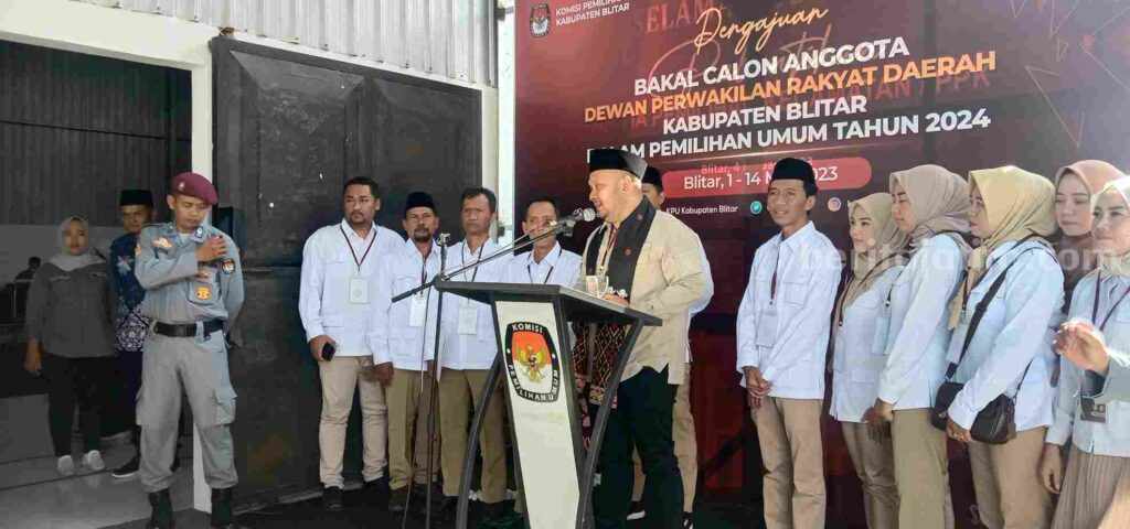 Ketua Gerindra Kabupaten Blitar Alvian Reza Alvisa memimpin pendaftaran bacaleg di KPU
