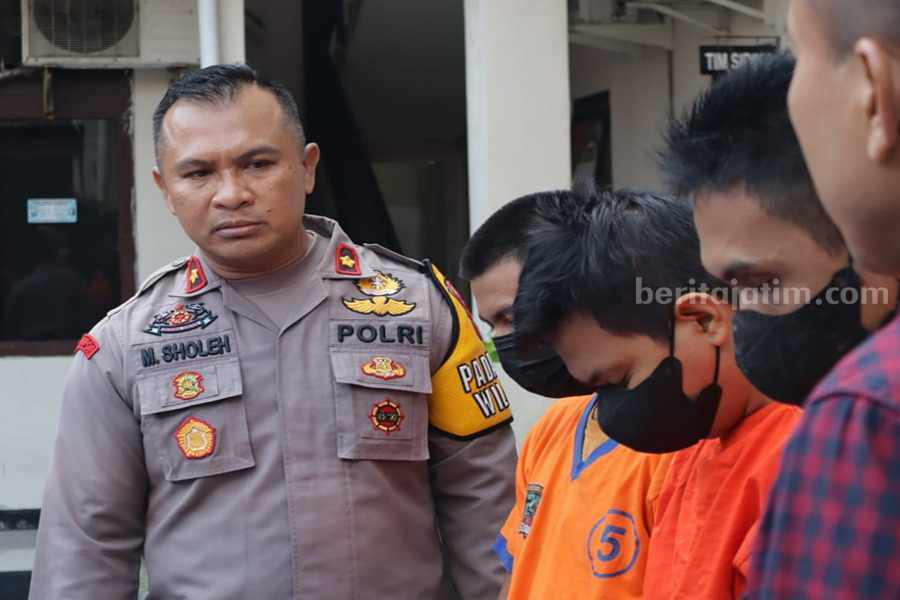 Kapolsek Sukolilo, Kompol M Sholeh (kiri) saat bertanya kepada 3 pelaku curanmor 15 TKP di Surabaya, Sabtu (13/05/2023). (Foto/humas Polrestabes Surabaya)
