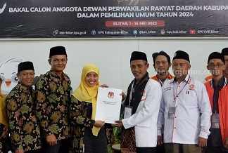Ketua DPD PKS Kabupaten Blitar Abi Burhan Ahamudin Aziz menyerahkan berkas pendaftaran bacaleg ke Komisioner KPU Nikmatus Sholikhah