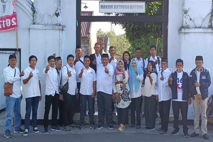 Kader Partai Perindo Ponorogo usai melakukan ziarah makam pendiri Ponorogo. (Foto/Perindo Ponorogo)