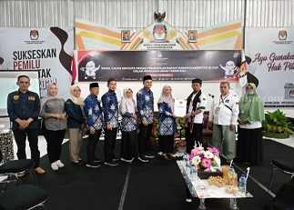 Jajaran pengurus PPB Kabupaten Blitar menyerahkan berkas bacaleg ke KPU