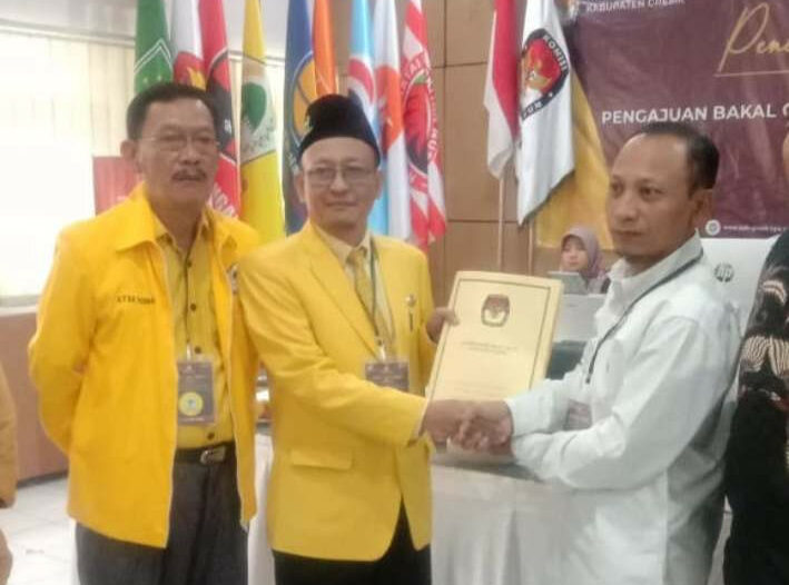 Ketua DPD Golkar Gresik Ahmad Nurhamim (tengah) saat menyerahkan berkas bacaleg di KPU