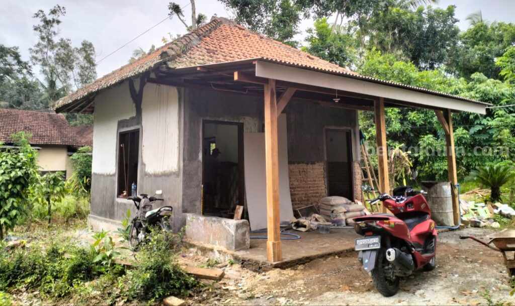 Warga Sumberagung Banyuwangi Sumringah Mushola Diperbaiki