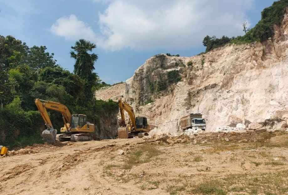 Sejumlah alat berat saat melakukan aktivitas pertambangan di bukit kapur yang berlokasi di Desa Prupuh, Kecamatan Panceng, Gresik, yang sempat longsor