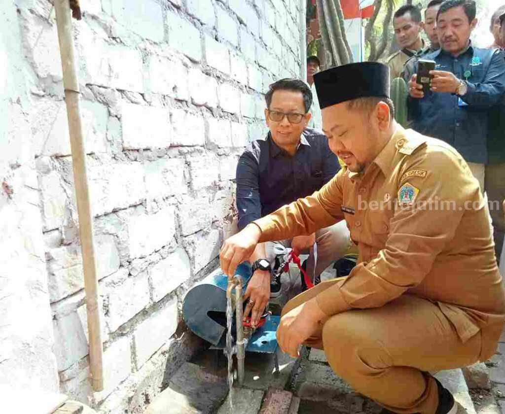 Warga Kota Gresik Sumringah dapat Pasokan Air PDAM setelah 23 Tahun Menunggu Bupati Fandi Akhmad Yani saat menandai masuknya air bersih di tiga kelurahan yang sudah lama menunggu 23 tahun